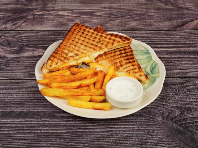 Üç Peynirli Tost